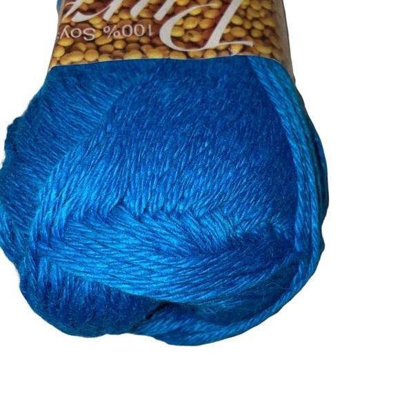 South West Trading Company PURE Soy Silk Worsted Yarn SWTC #079 Blue SWTC - Picture 4 of 4